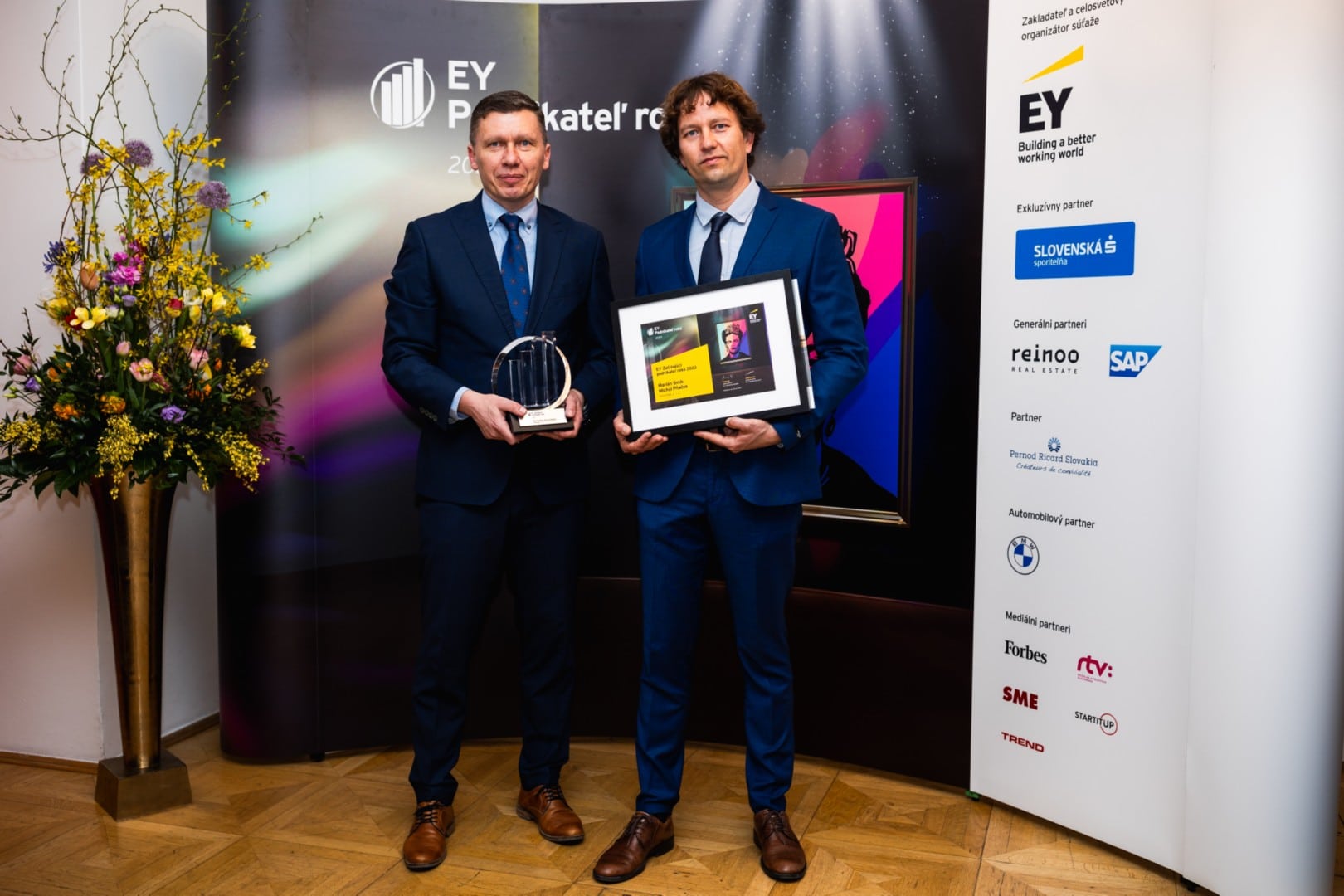 EYZacinajuciPodniaktel Roka_GreenBat