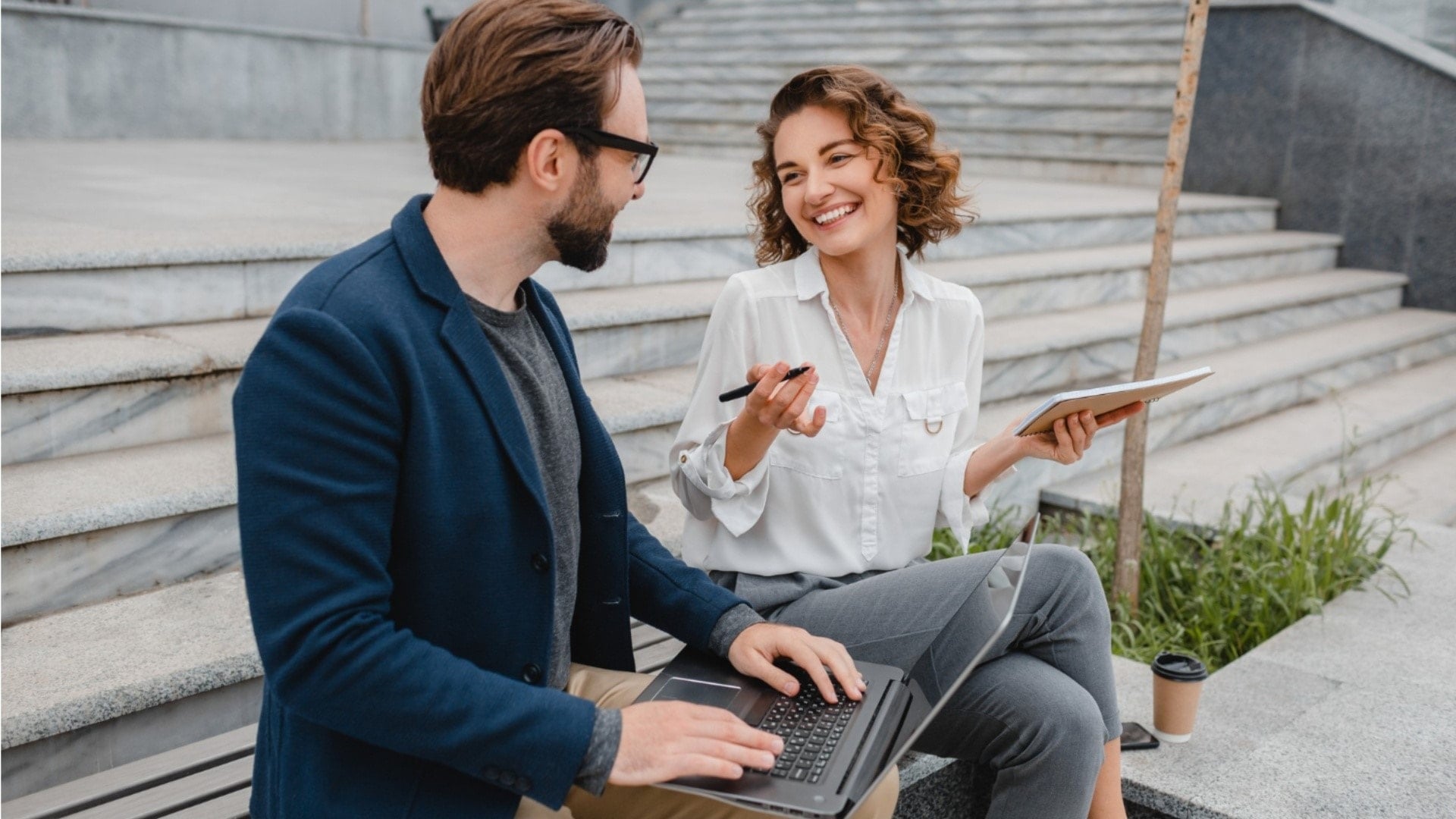 Muž sa rozpráva so ženou