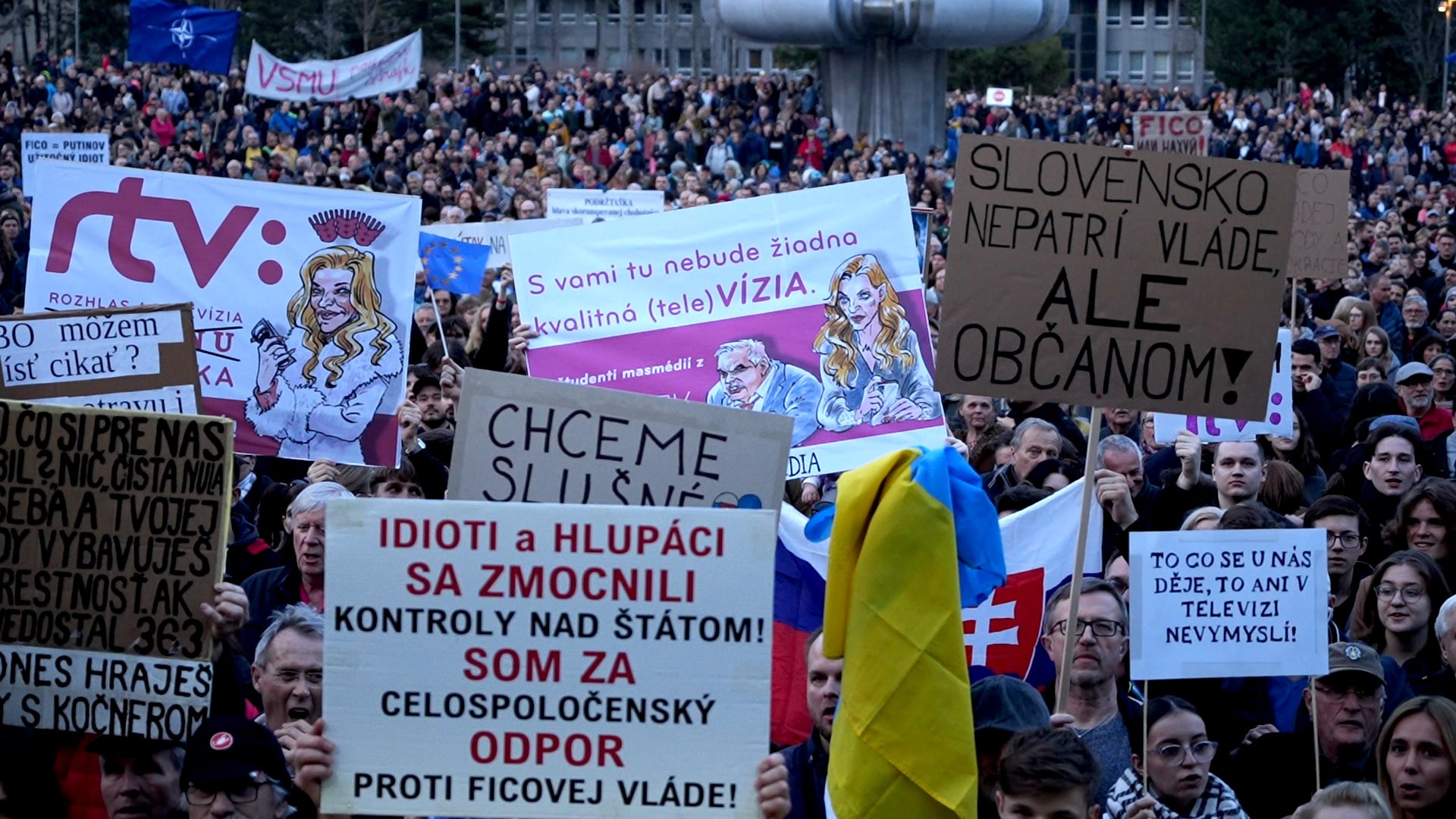 Ľudia protestujúci proti rozhodnutiam vlády