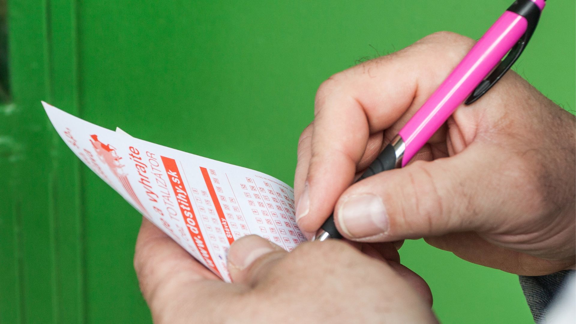 Na snímke tipér stávkuje.