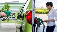 na snímke žena tankuje auto