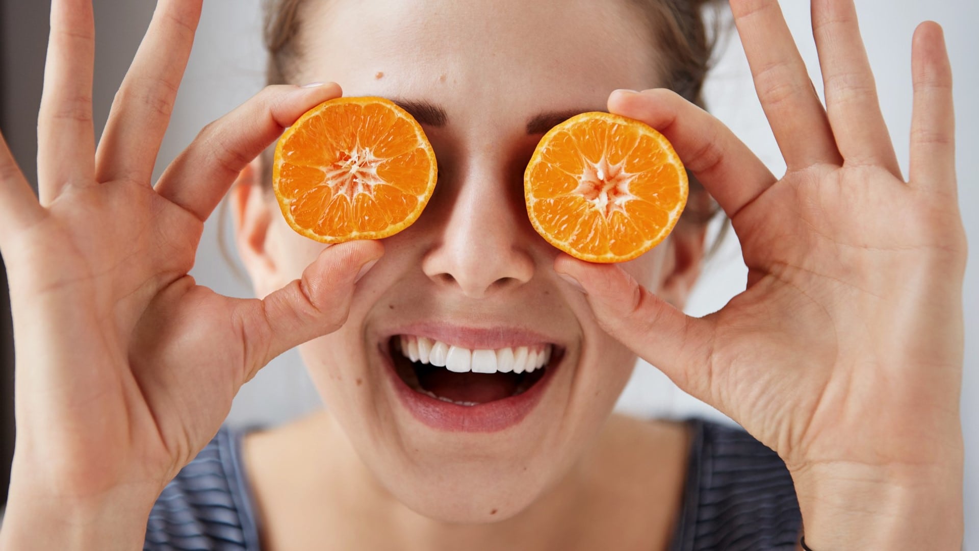 Dievča s pomarančom