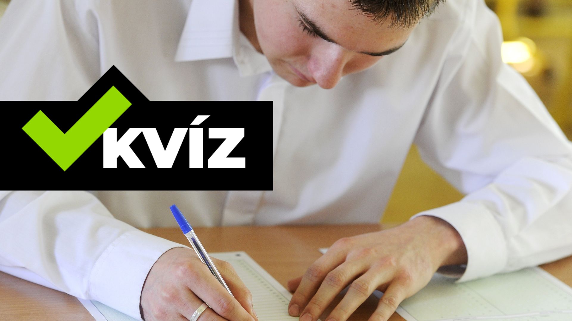 chlapec píše maturitu