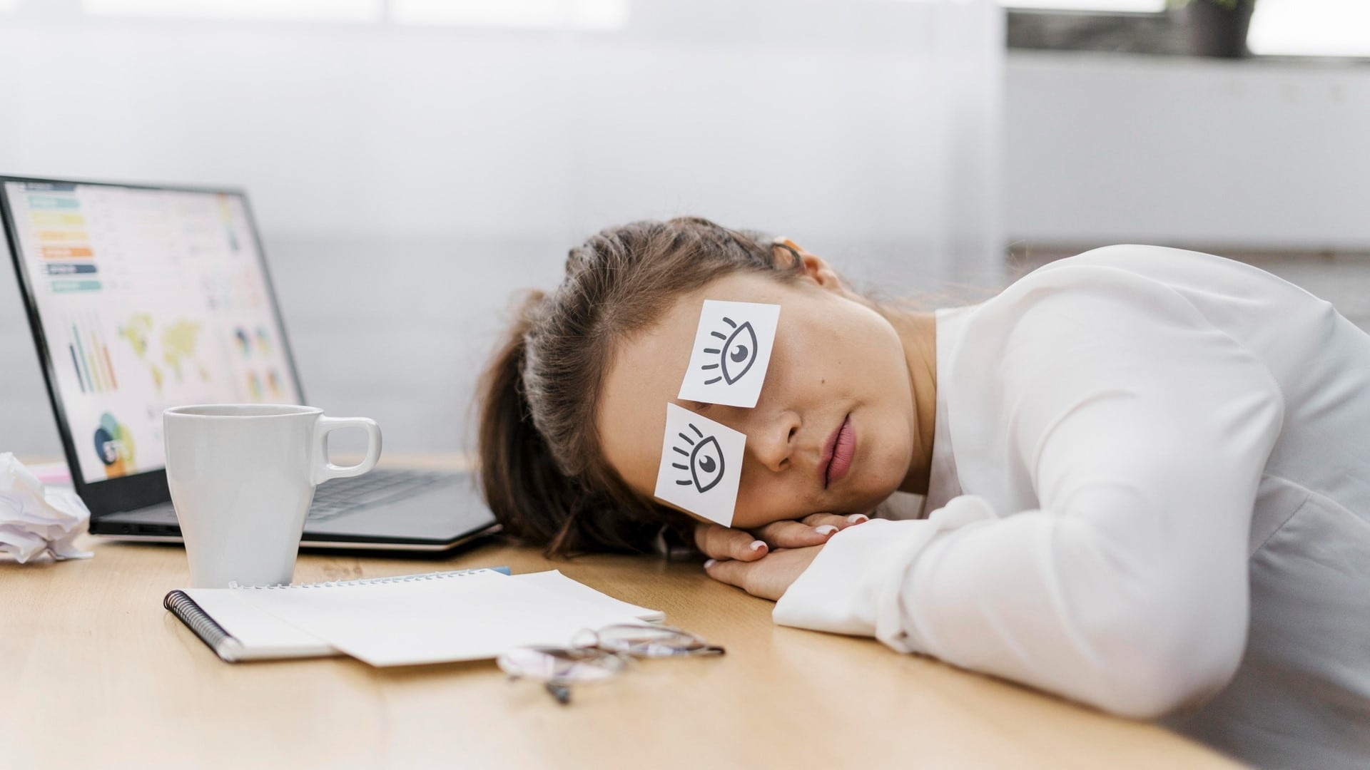 Unavená žena v práci