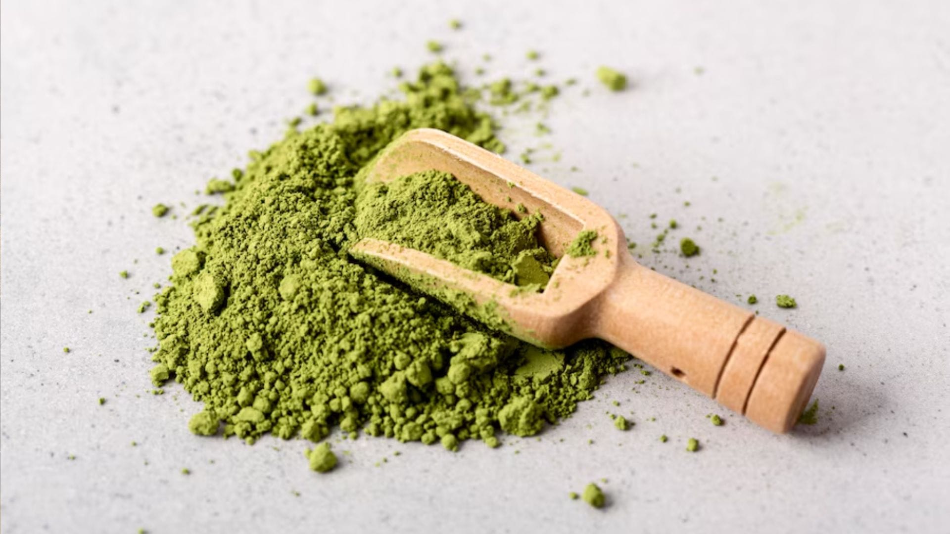 zelený prášok moringa