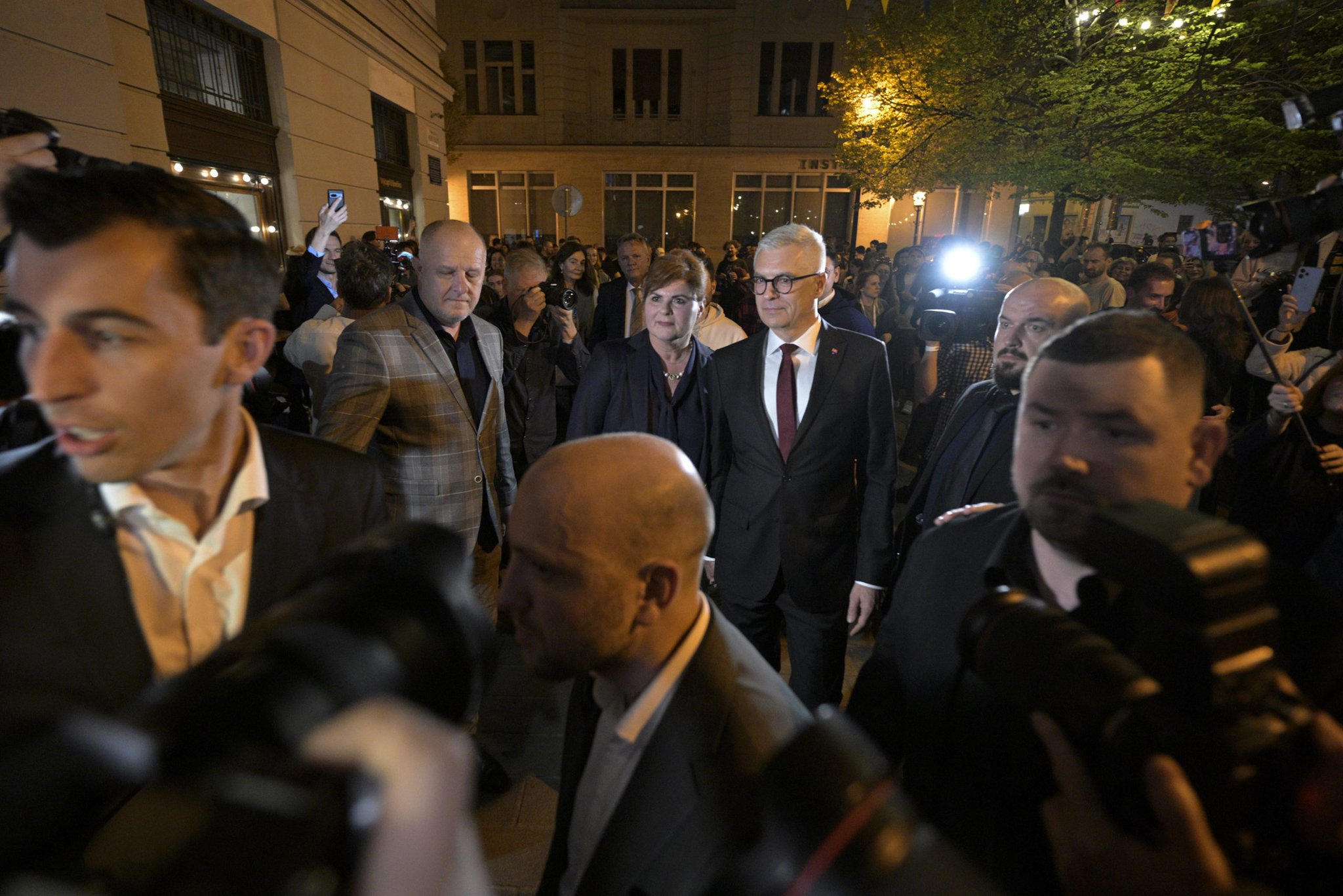 6611aa49c2653124832674