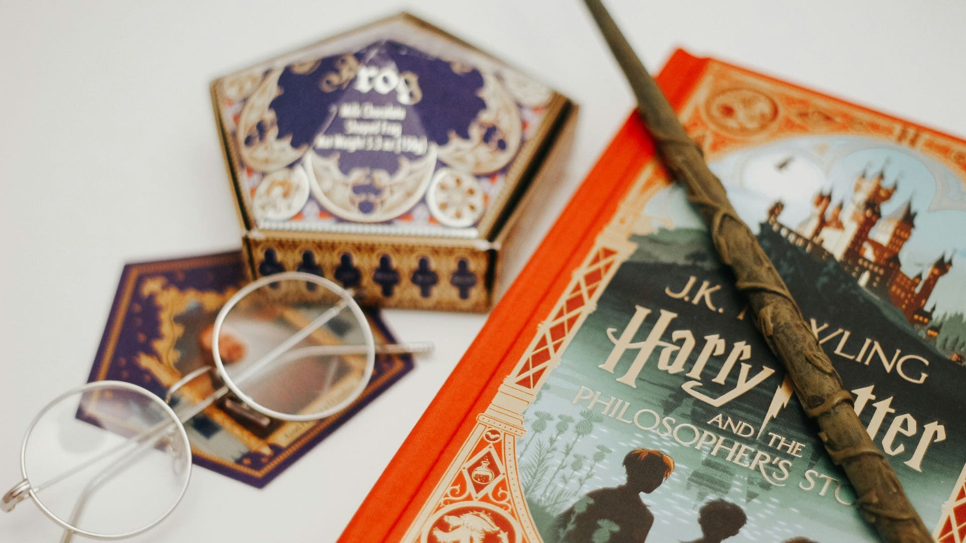 Prútik a kniha Harry Potter.