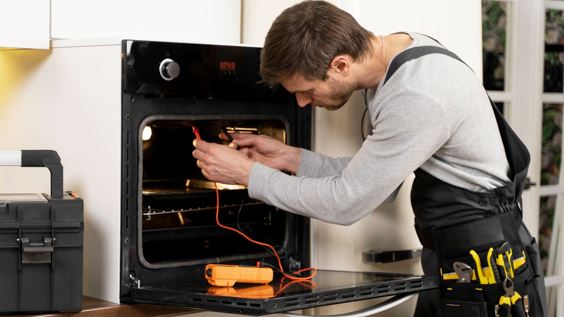 Opravár opravuje domáci spotrebič.