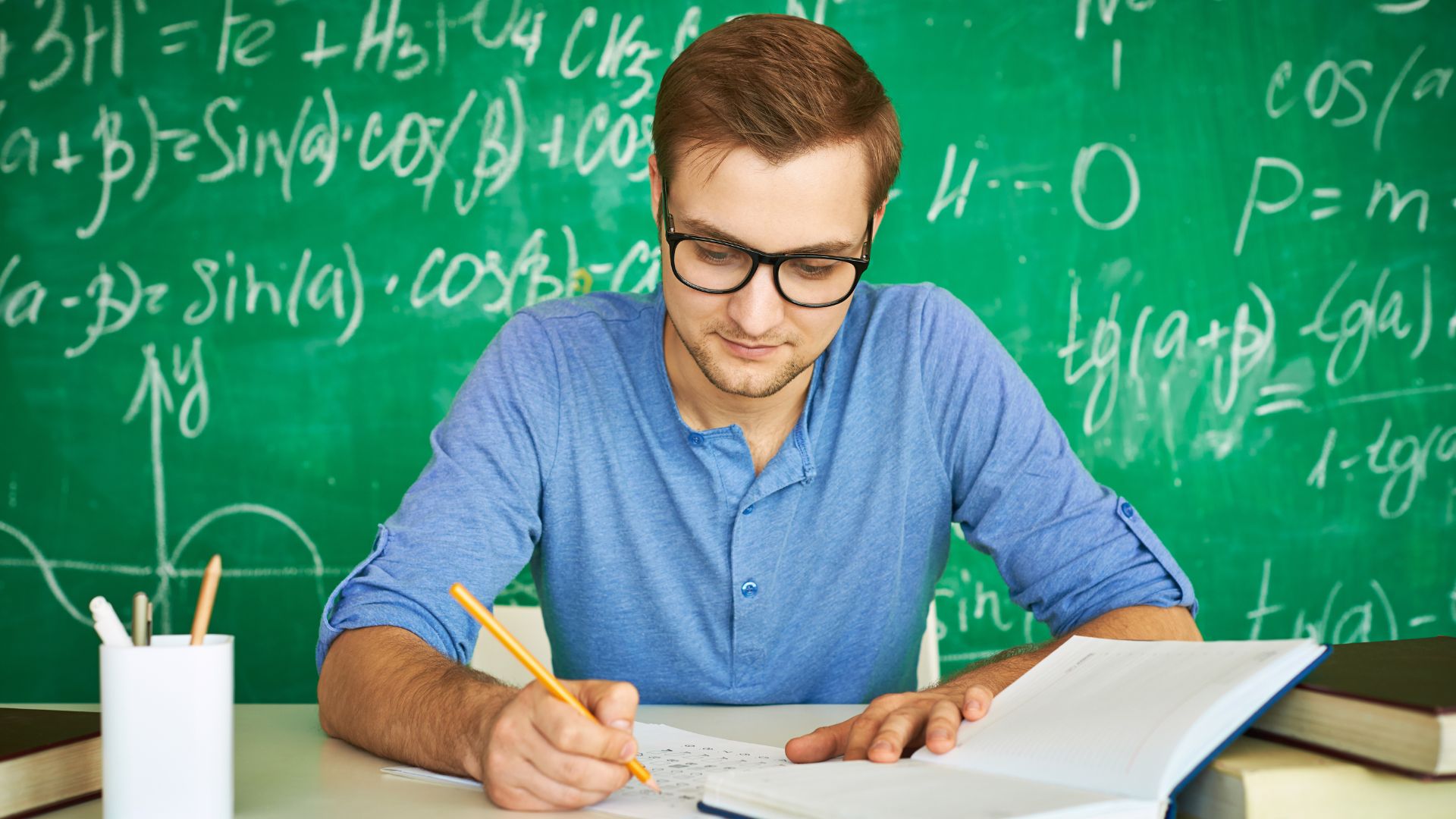 Muž rieši matematickú úlohu