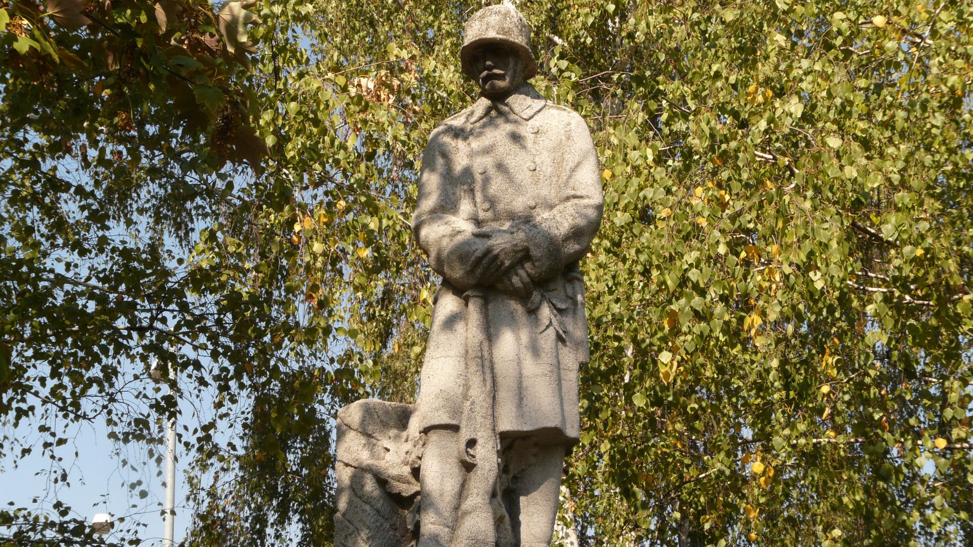 Na snímke z 2. októbra 2017 socha vojaka na pomníku padlým v prvej svetovej vojne v parčíku pri kostole v mestskej časti Bratislava - Vrakuňa.