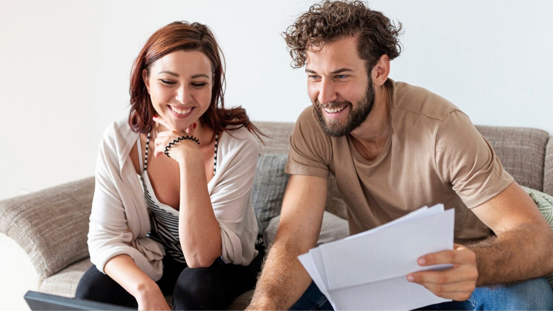 Žena s mužom hľadia do notebooku.