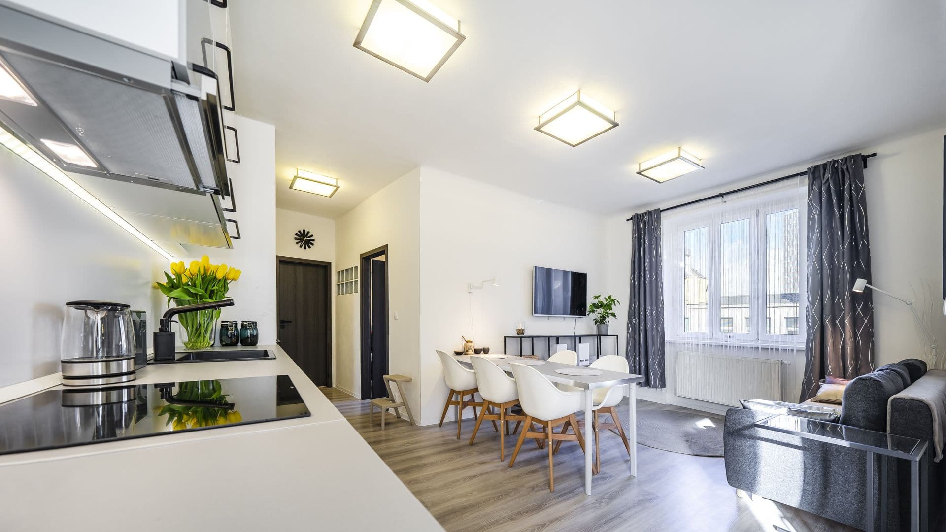 Na snímke obývačka s kuchyňou v dvoj-byte.