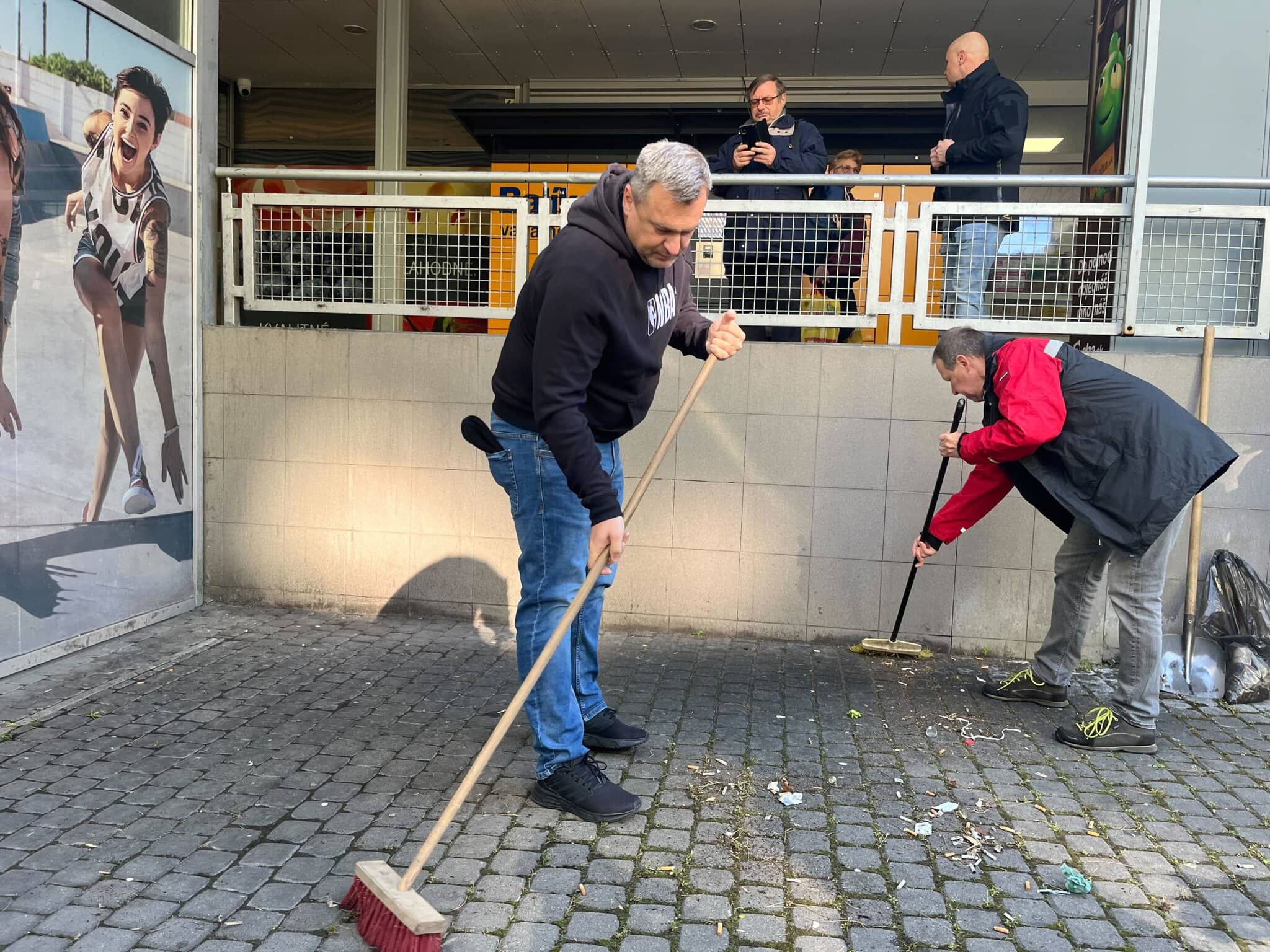 Andrej Danko zametá Dúbravku