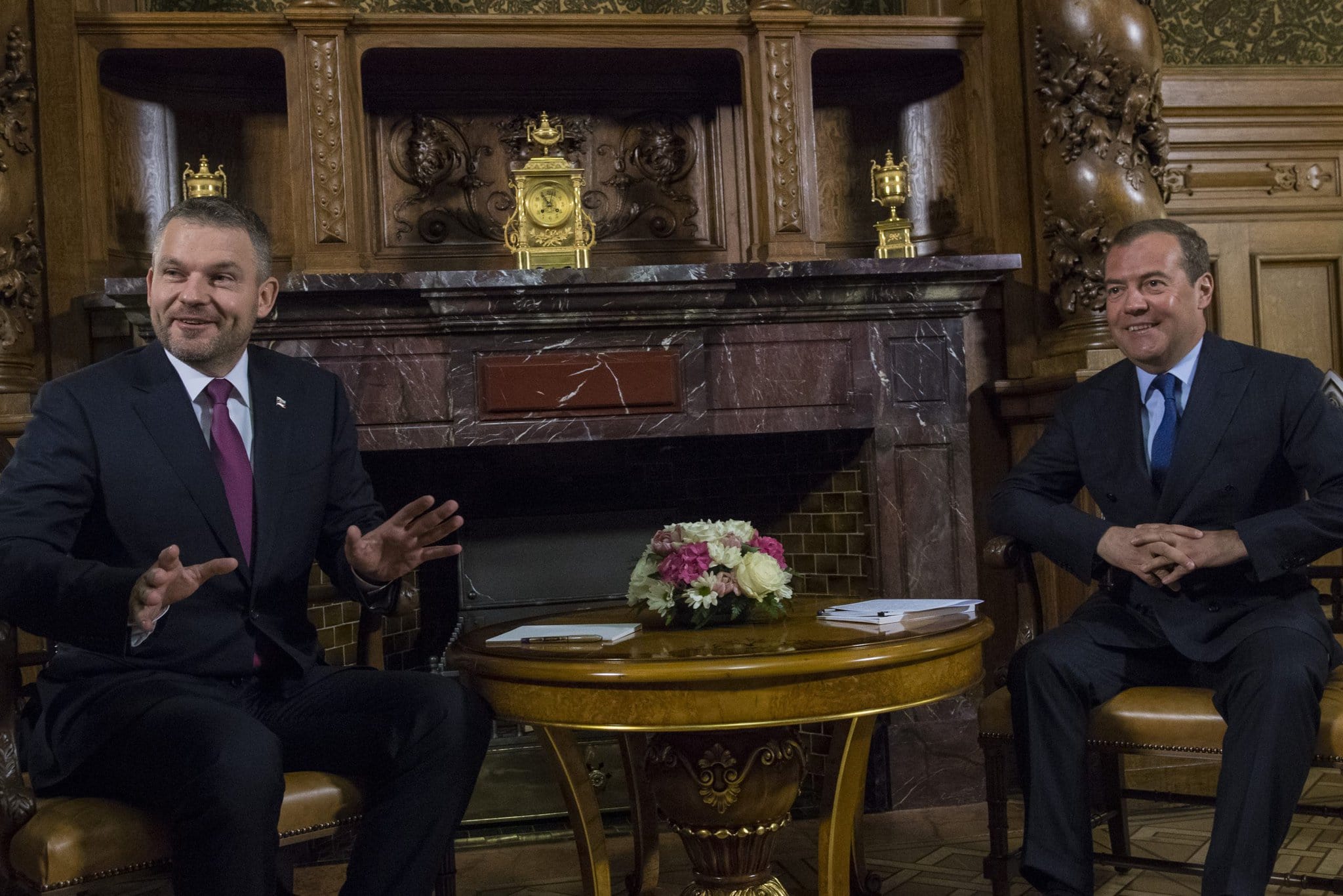 Dmitrij Medvedev (vpravo) a Peter Pellegrini v roku 2019