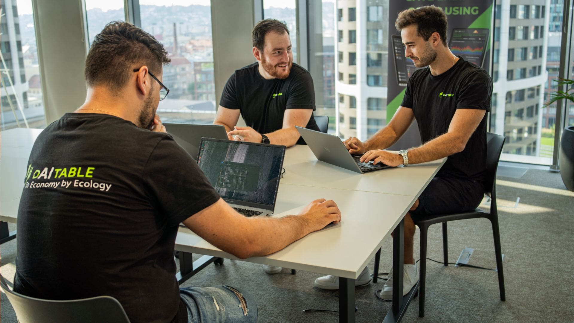 traja muži v office