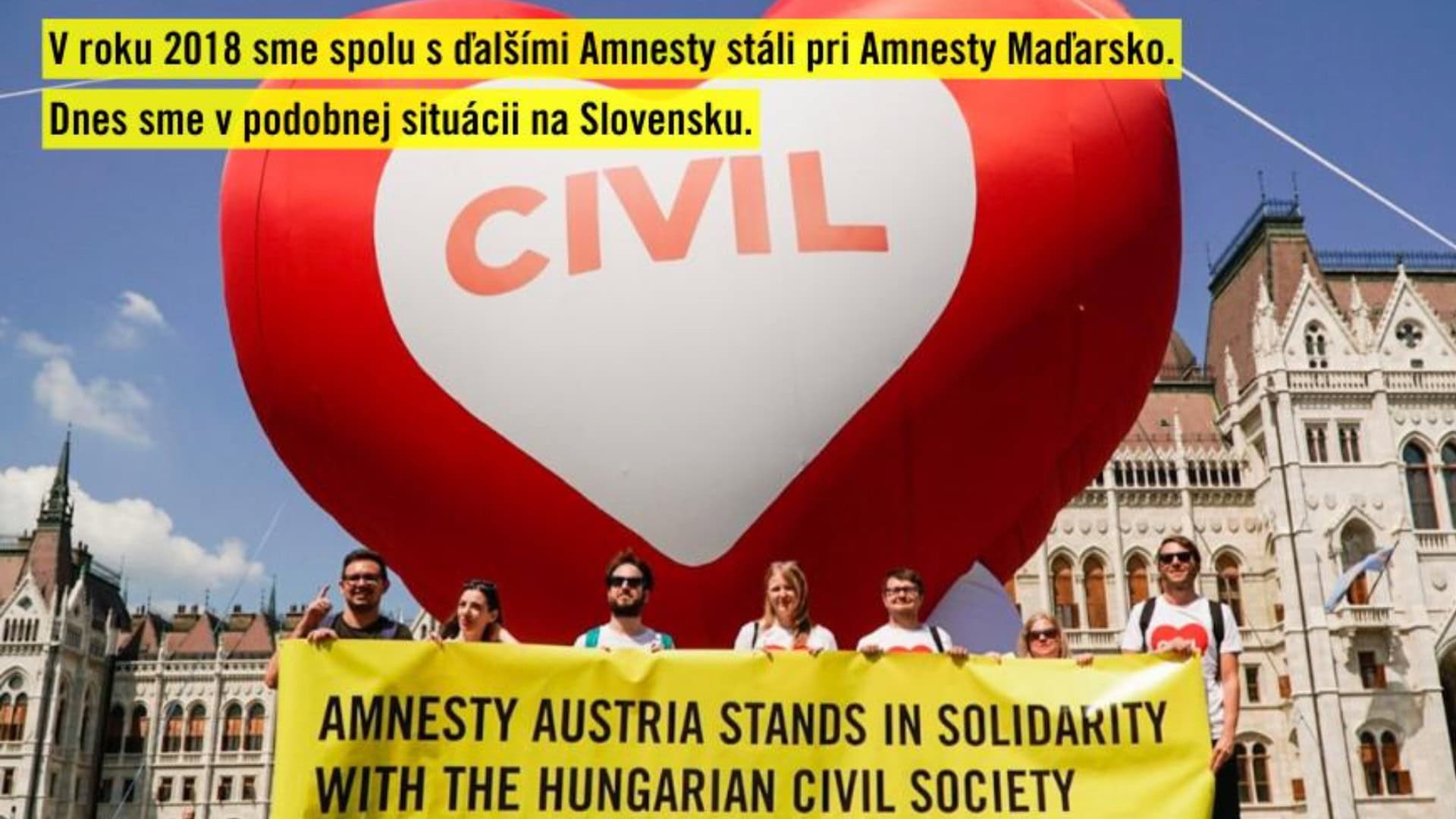 Na snímke Amnesty International v Maďarsku.