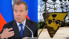 Na snímke ruský exprezident Medvedev a značka rádioaktivity.