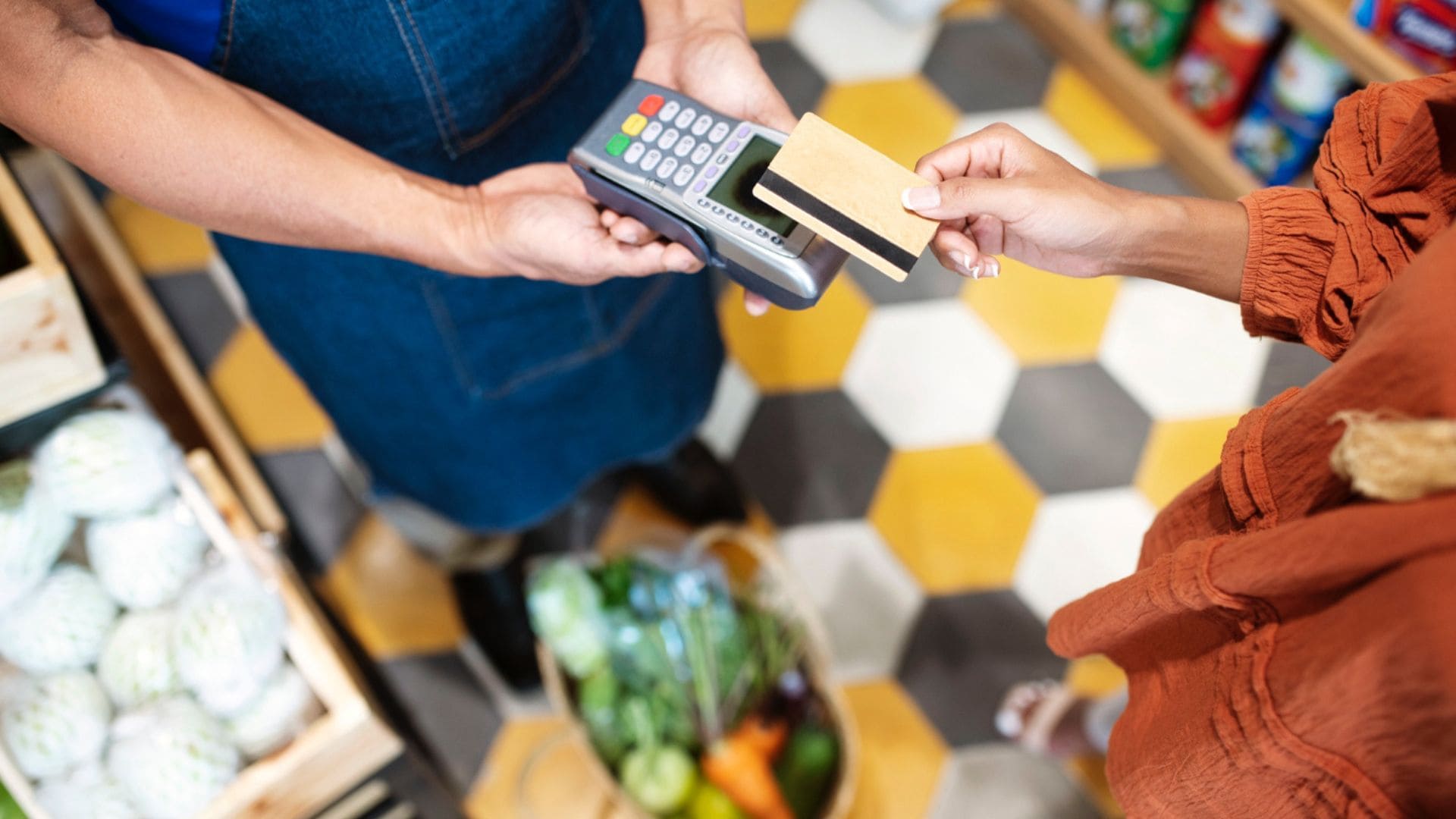 Žena platí v potravinách kartou.