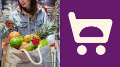 Žena s nákupným košíkom v potravinách hľadí do mobilu a logo Košík.cz.