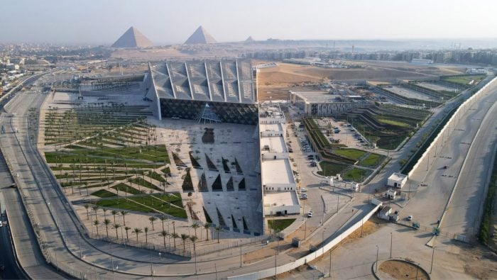 Pri egyptských pyramídach otvárajú najväčšie múzeum sveta. Gigantická stavba prekoná parížsky Louvre