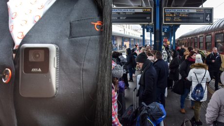 Telová kamera a ľudia na vlakovej stanici.