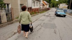 dôchodcovia, dôchodky, žena na ulici