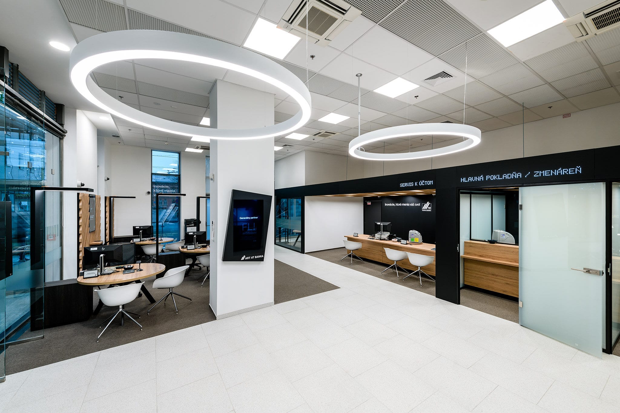 Interiér pobočky Tatra banky s hotovostným pracoviskom