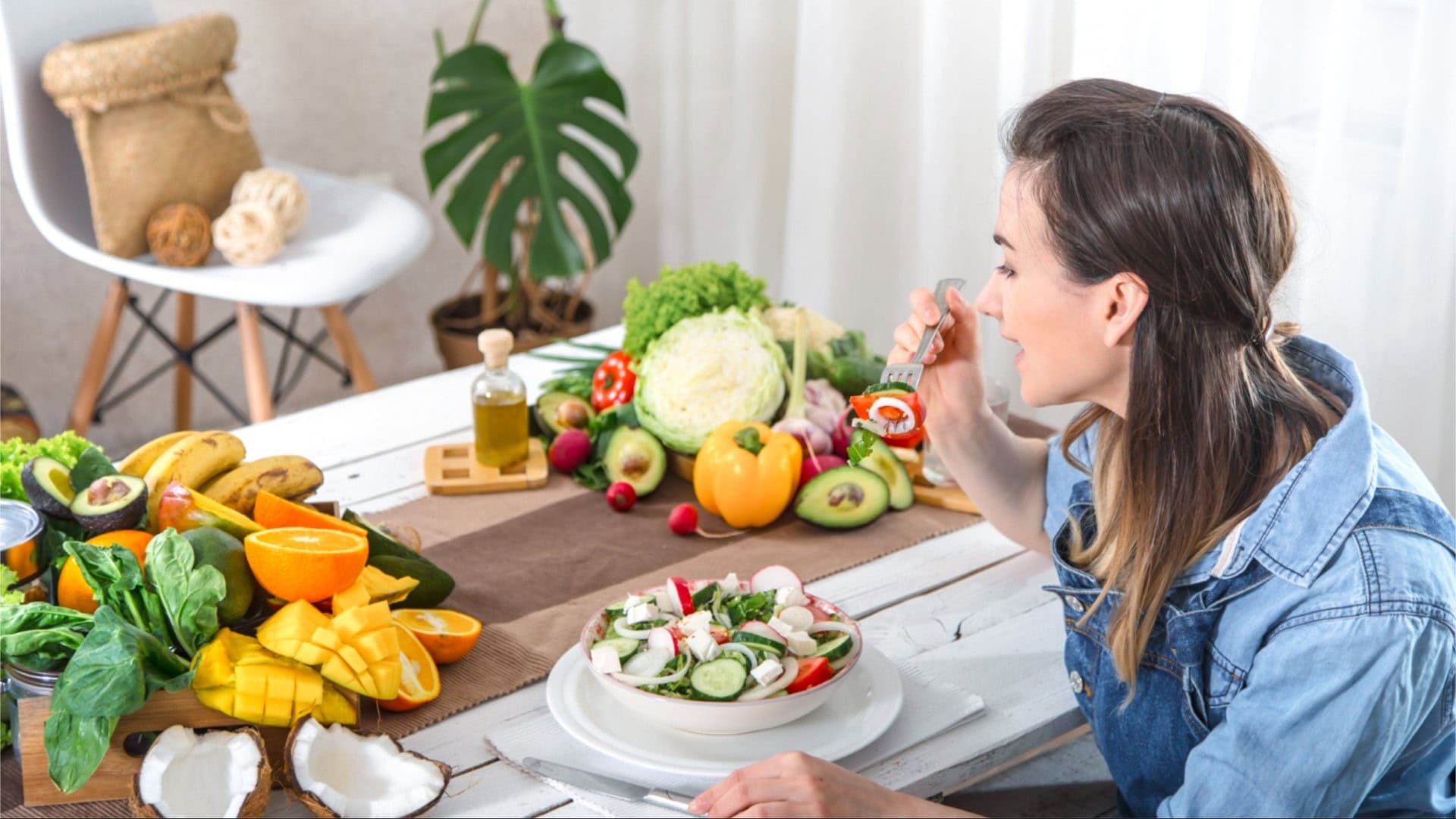 Žena je zeleninu a ovocie