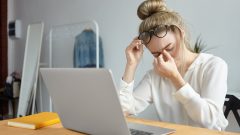 Aj nadmerné používanie počítača môže vyvolať očnú migrénu