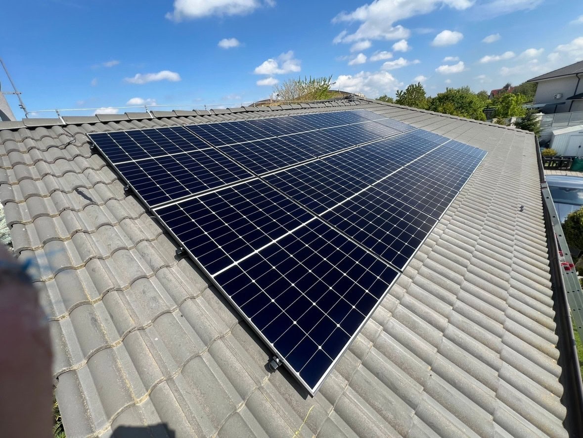 Fotovoltické panely na streche rodinného domu.