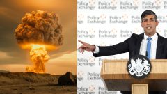 Na snímke britský premiér Rishi Sunak a atómový hríb.