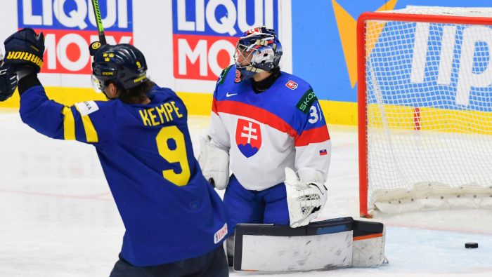 Brankár Stanislav Škorvánek (Slovensko) a Adrian Kempe (Švédsko), ktorý sa teší z úvodného gólu v zápase základnej B-skupiny Švédsko - Slovensko na 87. majstrovstvách sveta v ľadovom hokeji v Ostrave v utorok 21. mája 2024.