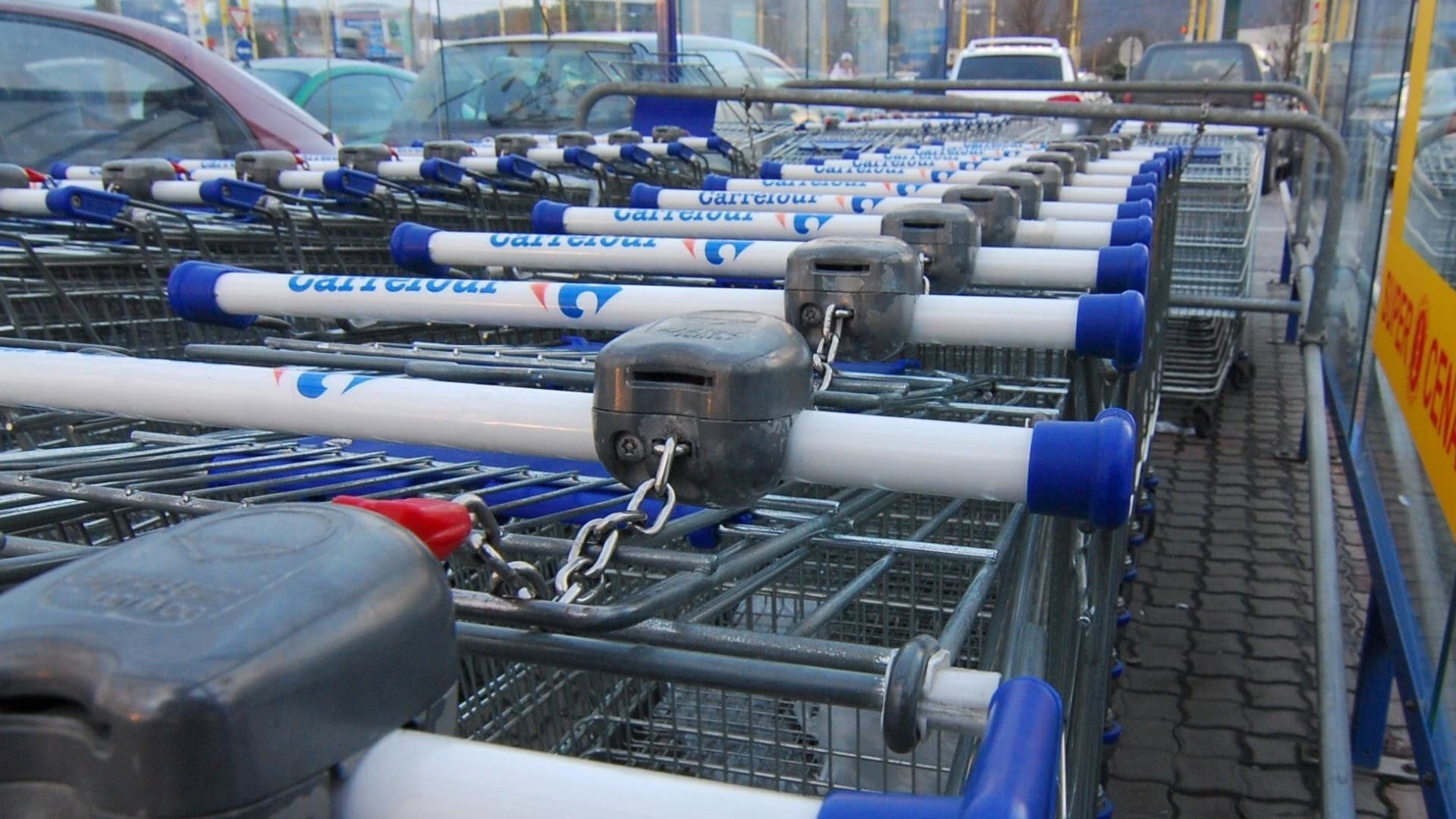 Na snímke nákupné vozíky.