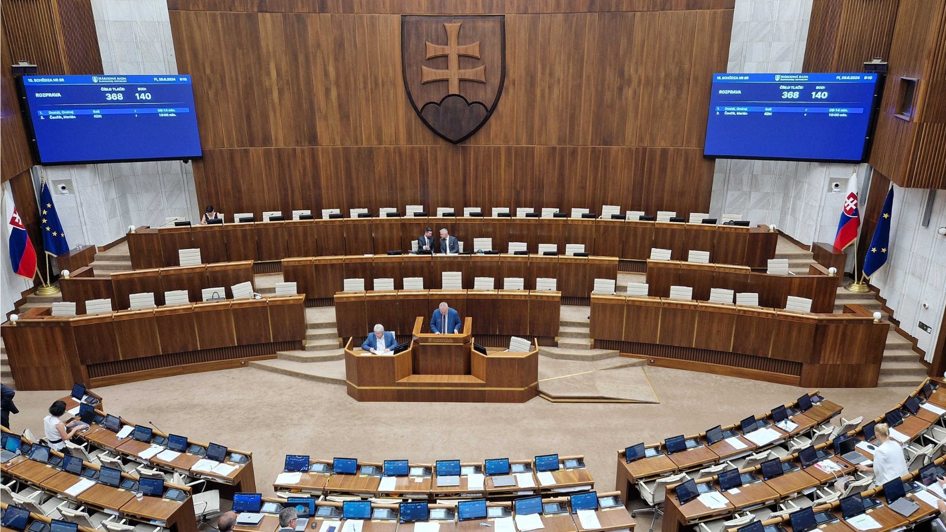 Poslanci rokujú na 15. schôdzi NR SR.