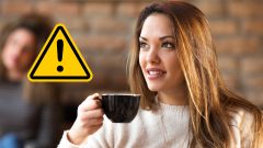 Na snímke žena s kávou