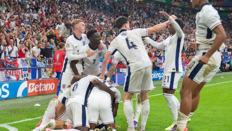 Na snímke anglickí futbalisti sa tešia z gólu.