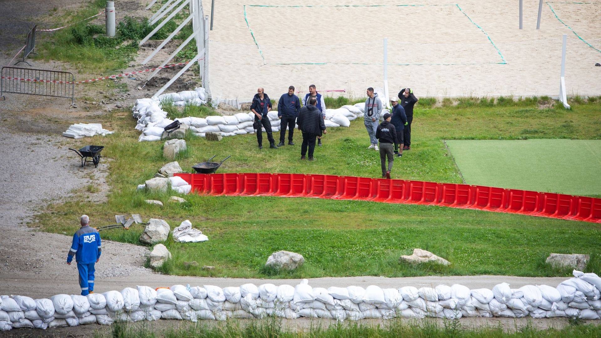 Na snímke protipovodňové zábrany na Tyršovom nábreží.