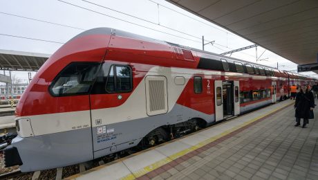 Na snímke vlak na stanici.