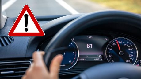 Ruky na volante v aute.