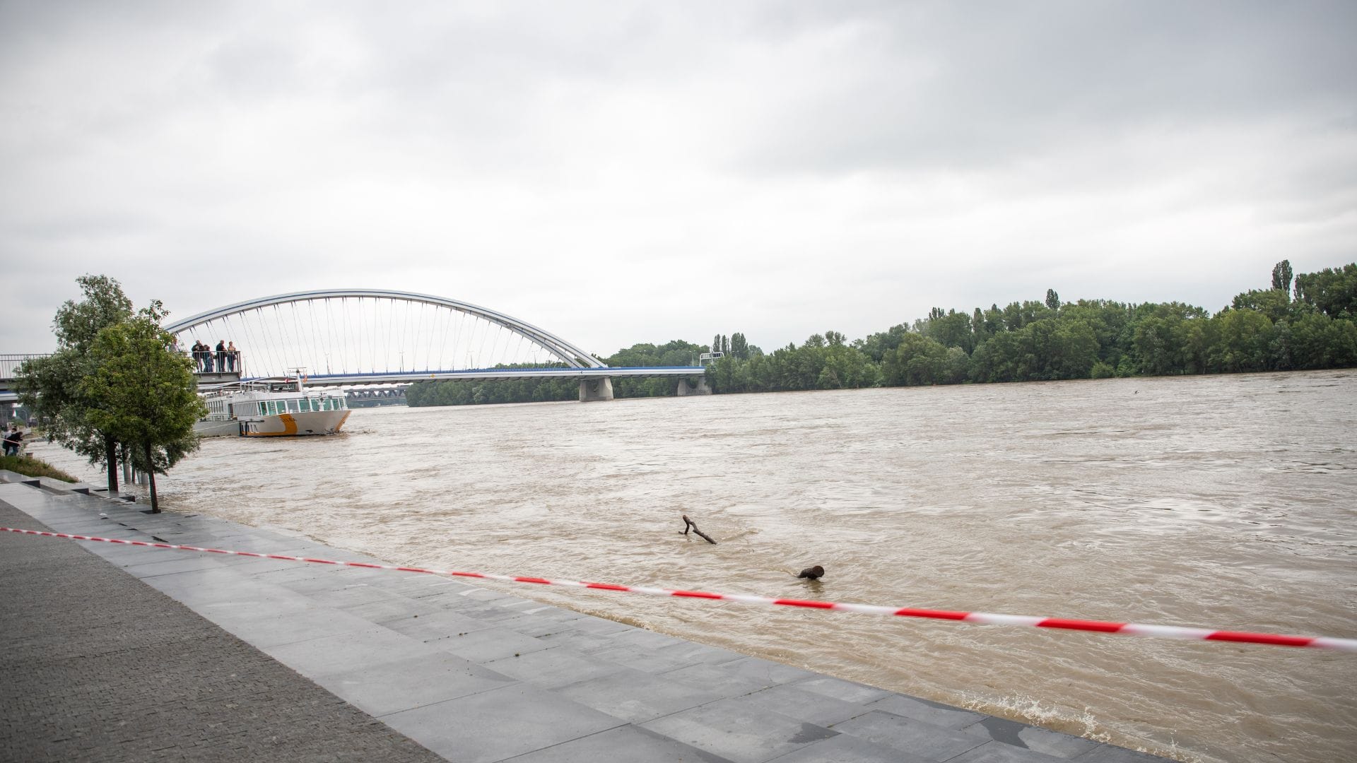 Zvýšená hladina Dunaja pri Eurovei.