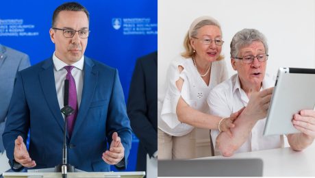 Erik Tomáš reční do mikrofónu a dôchodcovia, ktorý hľadia do tabletu.