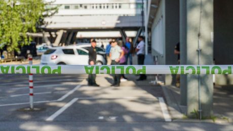 Na snímke policajná páska pred nemocnicou v Banskej Bystrici.