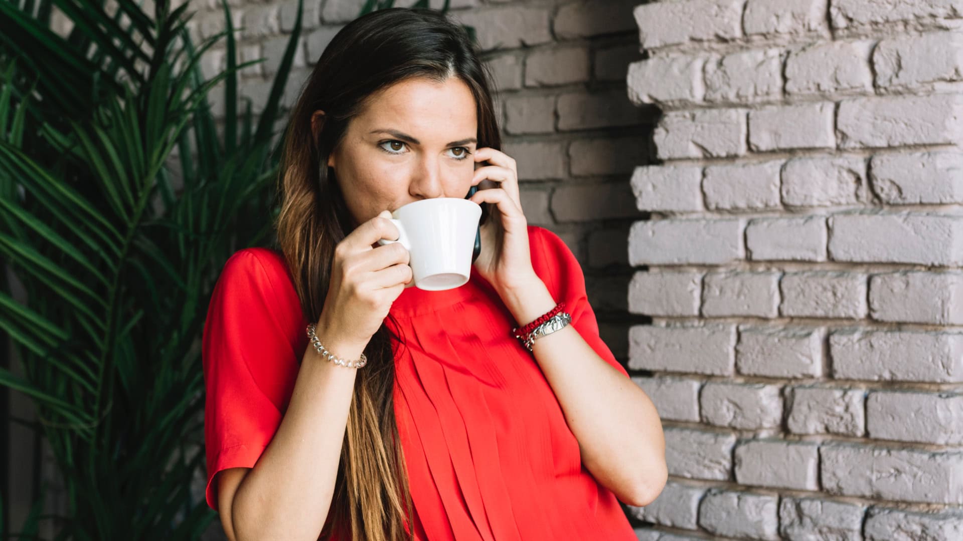 žena pije zo šlaky