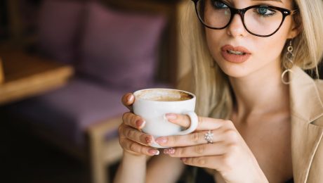 Žena pije kávu