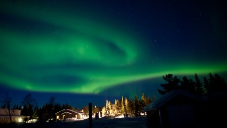 Domy vo Švédsku, nad ktorými je polárna žiara.