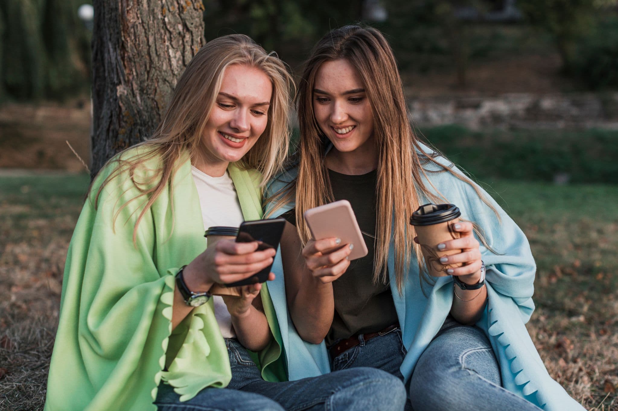 Ženy so smartphonmi v ruke