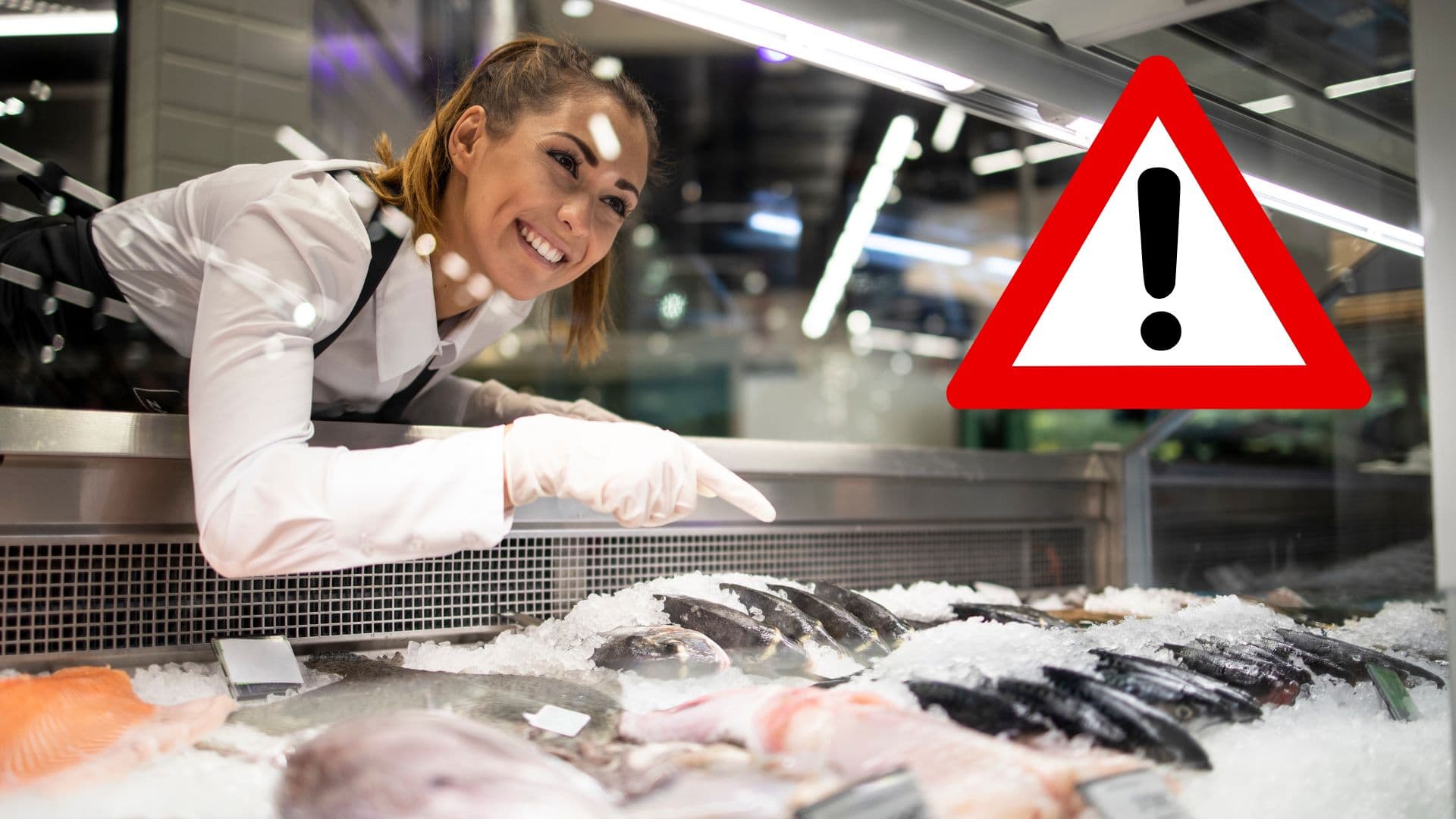 Predavačka za pultom s rybami.