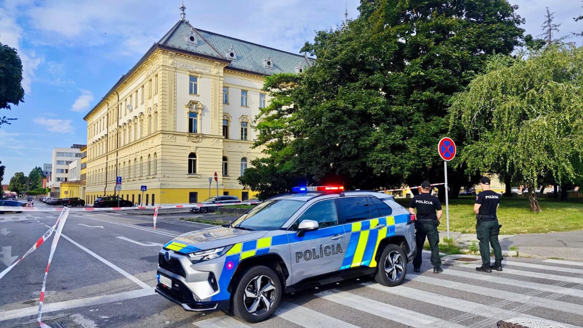 Polícia zasahovala na viacerých školách.