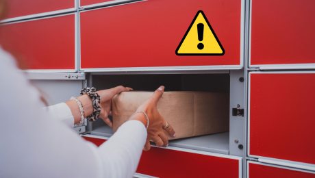 Na snímke vkladá žena zásielku do výdajného boxu Packety.