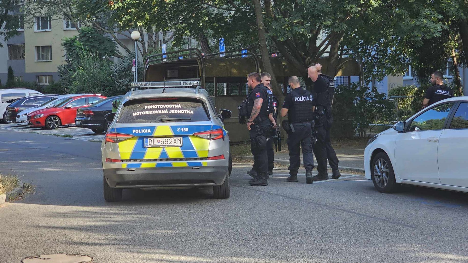 Policajti so samopalmi v rukách prehľadávajú oblasť v okolí daňového úradu v bratislavskej Petržalke.